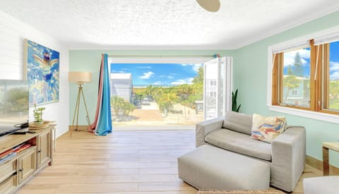 Oceanview Penthouse, in VIllage, 30-steps to Best Beach, Tiki-Bar, Free Bikes and Paddle-boards! Apartment in Siesta Beach