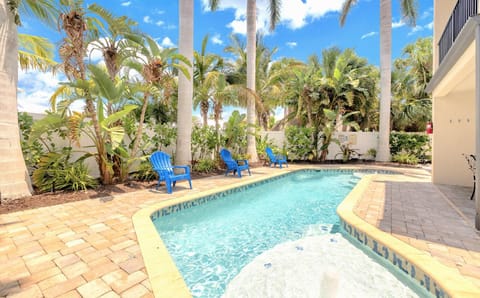 One-of-a-Kind! Pool, Terraces, Ocean-View Rooftop, in Siesta Village at Best Beach! Apartment in Siesta Beach