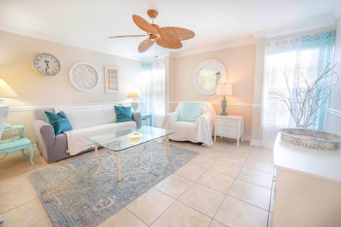 The Village breeze - 2 units, 4BR, 4Bath, Pool, Beach- Siesta Village Living! Apartment in Siesta Key