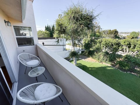 Natural landscape, Balcony/Terrace, Seating area, Garden view