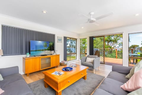 Lu Lu's at Sanctuary Point by Experience Jervis Bay House in Saint Georges Basin