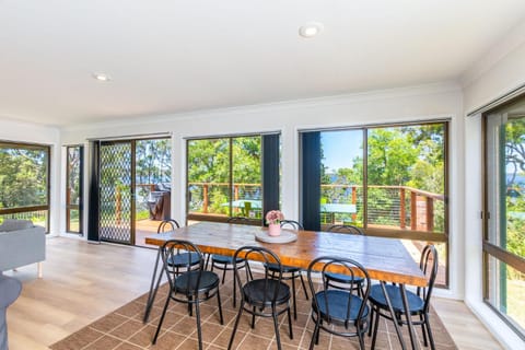 Lu Lu's at Sanctuary Point by Experience Jervis Bay House in Saint Georges Basin