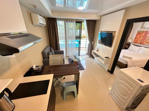 Communal lounge/ TV room, Bed, TV and multimedia, Kitchen or kitchenette, Living room, Photo of the whole room, Seating area, Evening entertainment, Bedroom, minibar, washing machine, air conditioner