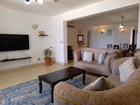 Communal lounge/ TV room, TV and multimedia, Living room, Seating area, Evening entertainment