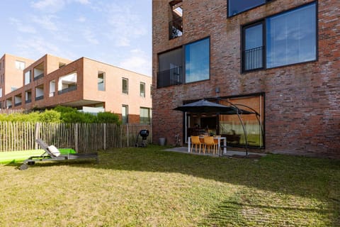 Property building, Patio, Day, Garden, sunbed