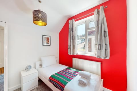 Stylish and Chic 2 Bedroom maisonette in Kingsbury Apartment in Edgware