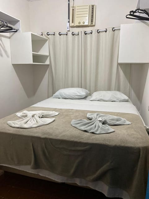 Bedroom, towels