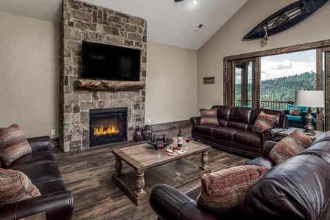 Communal lounge/ TV room, TV and multimedia, Living room, Seating area, Mountain view, fireplace