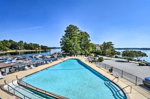 Lake Keowee Townhome with Marina and Pool Access! House in Lake Keowee