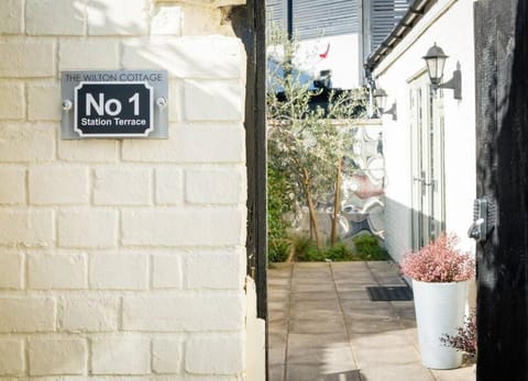 Quiet Sanctuary with Parking - The Wilton Cottage House in Salisbury