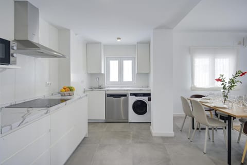 Kitchen or kitchenette, Dining area, dishwasher, washing machine