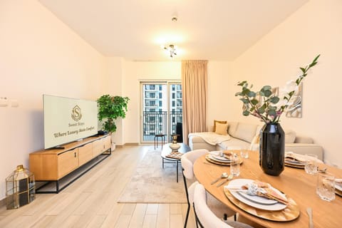 Patio, TV and multimedia, View (from property/room), Balcony/Terrace, Living room, Decorative detail, Seating area, Dining area, internet