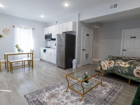 4 New Apts - 3 Bed Apt 1st Floor & 3 Bed Apt 2nd Floor - 1 Bed Studio Apt Ground Floor & 1 Bed Studio Apt Ground Floor near Penn Station EWR Airport Beth Israel Hospital NYC Apartment in Newark