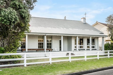 The Summer Lodge 32 Esplanade Victor Harbor - Linen Included House in Victor Harbor