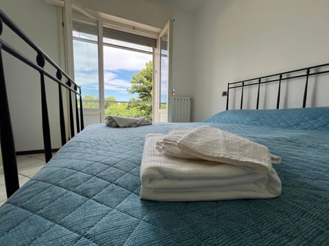 Bed, Natural landscape, Photo of the whole room, Bedroom, towels