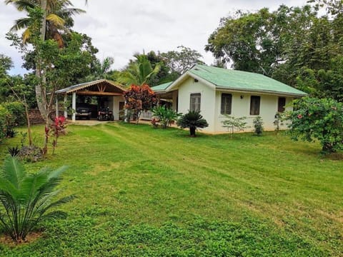 Casita Colonial con jardín Villa in Samaná Province