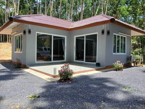 Property building, Day, Garden, Garden view