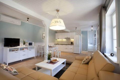 Bed, Living room, Photo of the whole room, Seating area, Dining area, kitchen