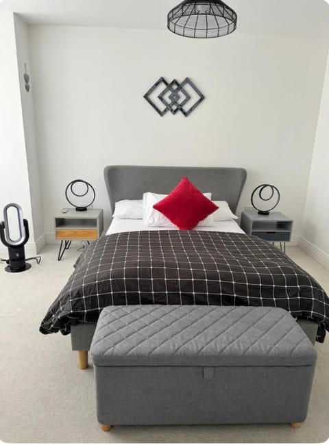 Bedroom in West Sussex with locks,Private Bathroom & Free Parking Vacation rental in Pulborough