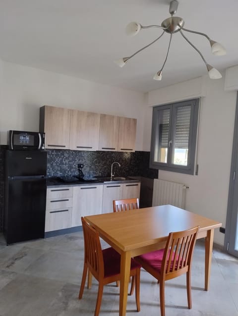 Kitchen or kitchenette, Dining area, stove