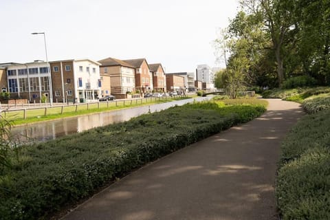 Hemel Apartments - Riverside Retreat Apartment in Hemel Hempstead