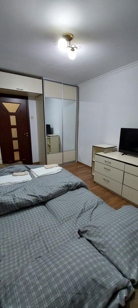 Bed, TV and multimedia, Photo of the whole room, Bedroom