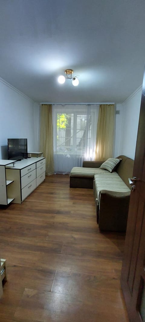 Bed, TV and multimedia, Evening entertainment, Bedroom