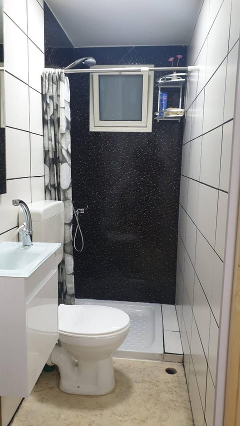 Shower, Toilet