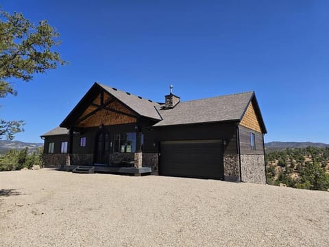 Sandstone Pointe, Elegance Among the Cliffs House in Orderville