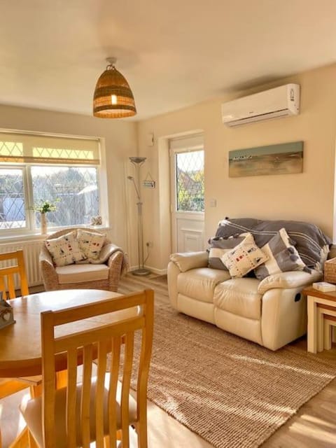 Cosy bungalow Air con & Wi-fi Apartment in Bexhill