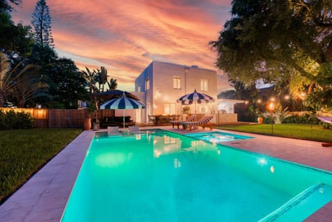 Property building, Night, Garden, Garden view, Pool view, Swimming pool, sunbed