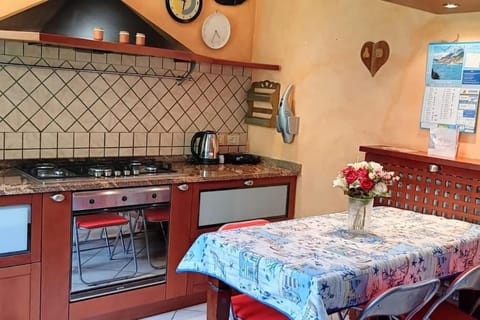 Kitchen or kitchenette, Dining area, minibar, pet friendly, stove