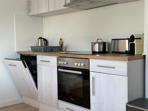 Coffee/tea facilities, Kitchen or kitchenette, dishwasher, oven, stove, toaster