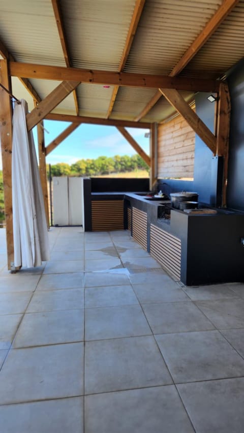 BBQ facilities, Kitchen or kitchenette