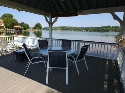 Lakefront Bungalow House in Mooresville