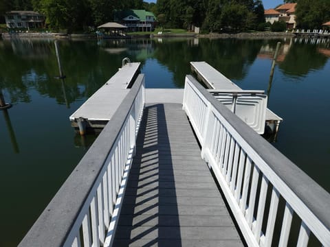 Lakefront Bungalow House in Mooresville