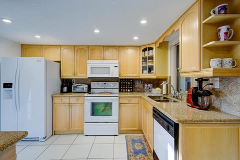 Coffee/tea facilities, Kitchen or kitchenette, dishwasher, oven, stove, toaster