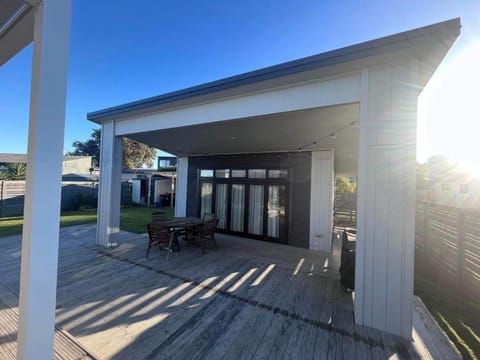 Hosts on the Coast Beach Break Matarangi House in Auckland Region