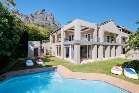 Property building, Garden, Mountain view, Swimming pool, sunbed