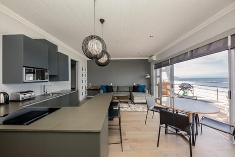 BBQ facilities, View (from property/room), Balcony/Terrace, Kitchen or kitchenette, Living room, Seating area, Dining area, Sea view