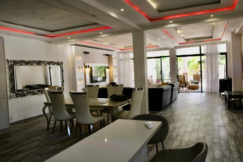 Restaurant/places to eat, Living room, Banquet/Function facilities, Seating area