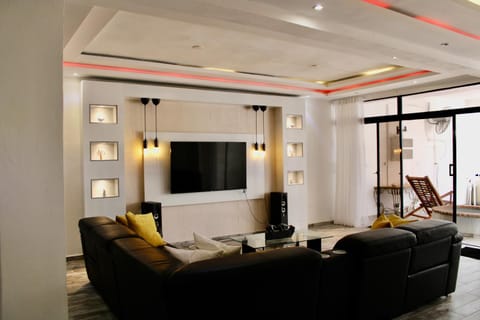 Communal lounge/ TV room, TV and multimedia, Living room, Seating area, Evening entertainment