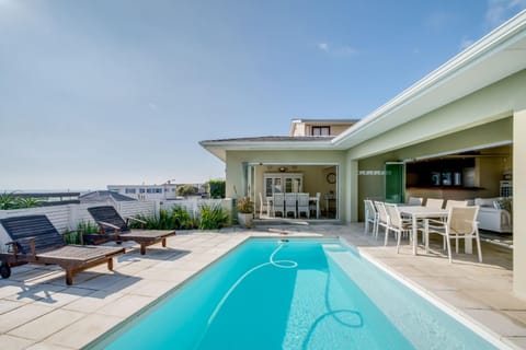 Property building, Patio, Balcony/Terrace, Balcony/Terrace, Swimming pool, Swimming pool, sunbed