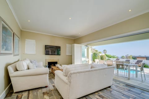Balcony/Terrace, Living room, Seating area, Pool view