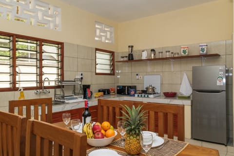 Kitchen or kitchenette, Dining area, stove