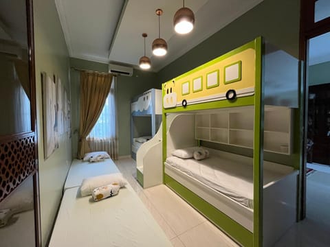 Bed, Photo of the whole room, Bedroom, bunk bed