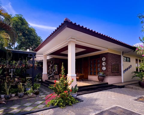 Property building, Day, Garden, Balcony/Terrace