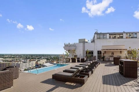 Amazing Condos Beautiful View 2 Blocks To French Quarter, Small Rooftop Pool, Gym, Seanger Theater, Super Dome, And Bourbon St Apartment hotel in French Quarter