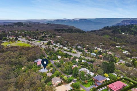 Azimuth - Spacious Family Retreat with City Views House in Wentworth Falls