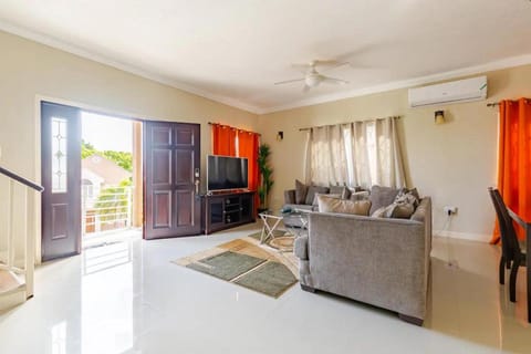 Luxury 2 bedroom Jamaican townhouse Ocho rios Apartment in Ocho Rios